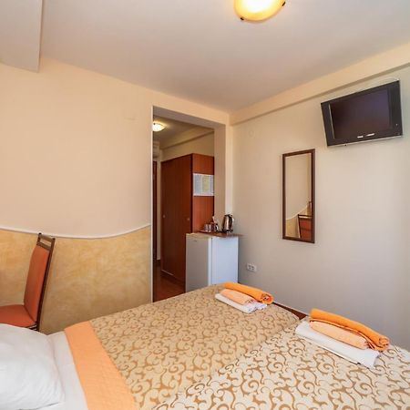 Apartments Pod Lozom With Seaview Petrovac Екстериор снимка