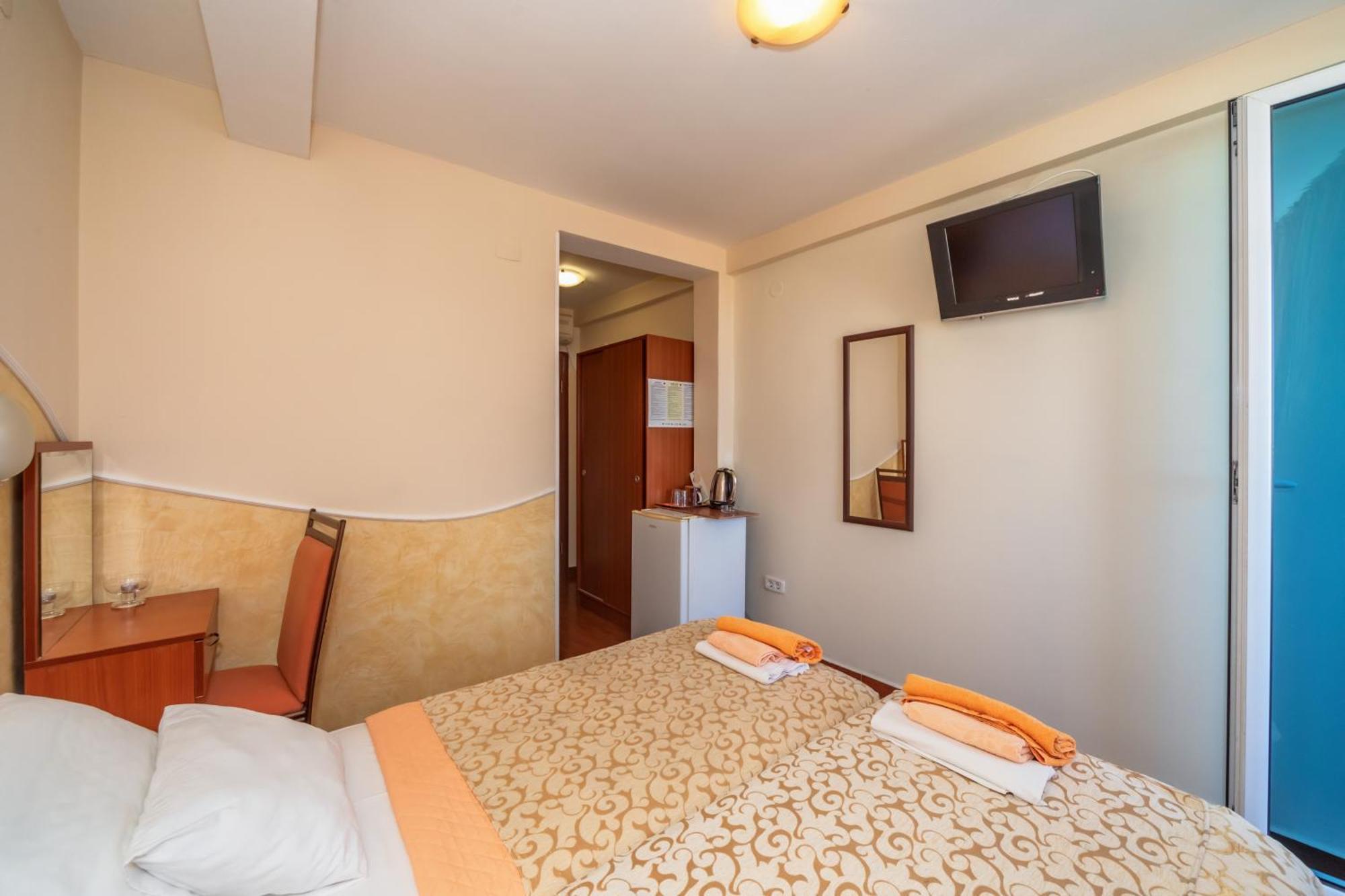 Apartments Pod Lozom With Seaview Petrovac Екстериор снимка